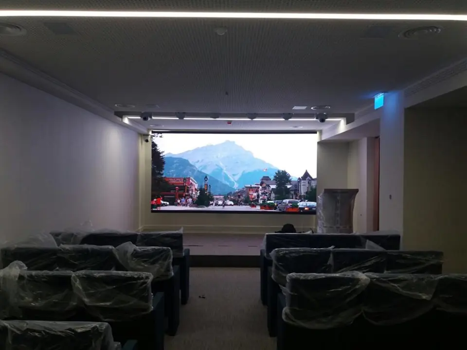 Sala de conferências com ecrã LED